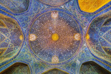 İsfahan, İran - 01 Mayıs 2015: Madrasa-ye-Chahar Bagh, İsfahan, İran. İlahiyat fakültesi 1704 ve 1714 yılları arasında kuruldu..