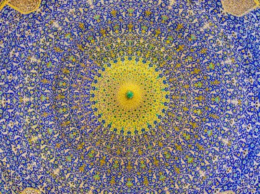 ISFAHAN, IRAN - 29 Nisan 2015: İran 'ın İsfahan kentindeki Naghsh-e Cihan Meydanı' ndaki İmam Camii (Masjed-e İmam). İmam Camii Şah Camii olarak bilinir. İnşaatı 1629 'da bitti..