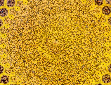 ISFAHAN, İRAN - 29 Nisan 2015 Şeyh Lotfollah Camii 'nin kubbe ve merkez binasının içi. 1619 yılında inşa edilen cami şu anda UNESCO 'nun Dünya Mirası Alanı konumunda..