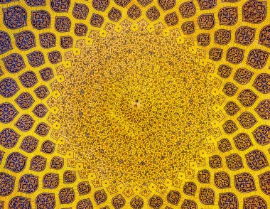 ISFAHAN, İRAN - 29 Nisan 2015 Şeyh Lotfollah Camii 'nin kubbe ve merkez binasının içi. 1619 yılında inşa edilen cami şu anda UNESCO 'nun Dünya Mirası Alanı konumunda..