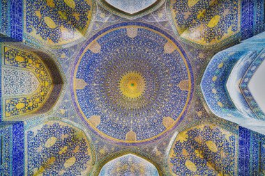 ISFAHAN, IRAN - 29 Nisan 2015: İran 'ın İsfahan kentindeki Naghsh-e Cihan Meydanı' ndaki İmam Camii (Masjed-e İmam). İmam Camii Şah Camii olarak bilinir. İnşaatı 1629 'da bitti..