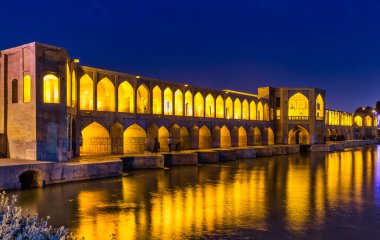 ISFAHAN, İRAN - 28 Nisan 2015: İran 'ın İsfahan kentindeki eski Khaju Köprüsü' nde dinlenen kimliği belirsiz kişiler
