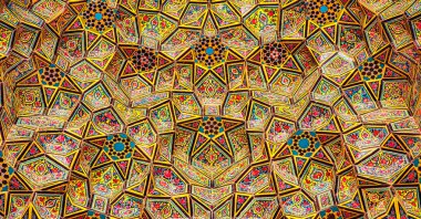 SHIRAZ, İRAN - 26 Nisan 2015: İran 'ın Şiraz kentindeki Nasir Al-Mulk Camii, popüler kültürde Pembe Cami olarak adlandırıldı. 1888 yılında inşa edildi ve Farsça 'da Masjed-e Naseer ol Molk olarak bilinir..