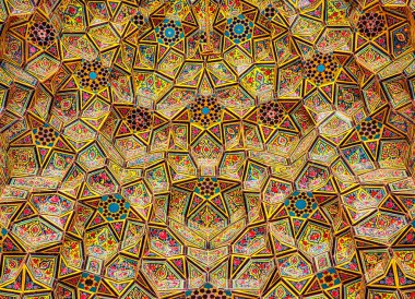 SHIRAZ, İRAN - 26 Nisan 2015: İran 'ın Şiraz kentindeki Nasir Al-Mulk Camii, popüler kültürde Pembe Cami olarak adlandırıldı. 1888 yılında inşa edildi ve Farsça 'da Masjed-e Naseer ol Molk olarak bilinir..