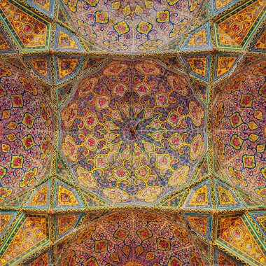 SHIRAZ, İRAN - 26 Nisan 2015: İran 'ın Şiraz kentindeki Nasir Al-Mulk Camii, popüler kültürde Pembe Cami olarak adlandırıldı. 1888 yılında inşa edildi ve Farsça 'da Masjed-e Naseer ol Molk olarak bilinir..