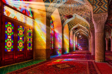 SHIRAZ, İRAN - 26 Nisan 2015: İran 'ın Şiraz kentindeki Nasir Al-Mulk Camii, popüler kültürde Pembe Cami olarak adlandırıldı. 1888 yılında inşa edildi ve Farsça 'da Masjed-e Naseer ol Molk olarak bilinir..