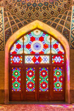 SHIRAZ, İRAN - 26 Nisan 2015: İran 'ın Şiraz kentindeki Nasir Al-Mulk Camii, popüler kültürde Pembe Cami olarak adlandırıldı. 1888 yılında inşa edildi ve Farsça 'da Masjed-e Naseer ol Molk olarak bilinir..