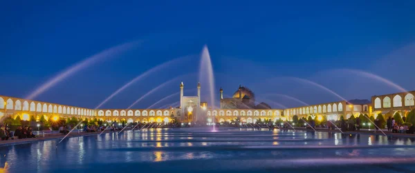 İran 'ın İsfahan kentindeki Naghsh-e Cihan Meydanı' ndaki İmam Camii (Masjed-e İmam). İmam Camii Şah Camii olarak bilinir. İnşaatı 1629 'da bitti..