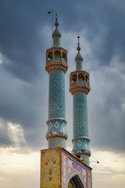 이란의 이슬람 사원입니다 사원은 탑으로 장식되어 — 스톡 사진