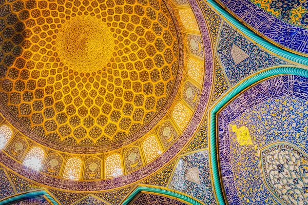 ISFAHAN, İRAN - 29 Nisan 2015 Şeyh Lotfollah Camii 'nin kubbe ve merkez binasının içi. 1619 yılında inşa edilen cami şu anda UNESCO 'nun Dünya Mirası Alanı konumunda..