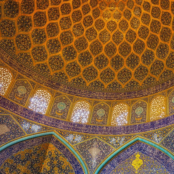 Isfahan イラン エイプリル29 2015 シェイク ロトフォラ モスクのドームと中央ホールの内部をペルシャ様式で再現 元和9年 1619 に建てられたモスクは現在 — ストック写真