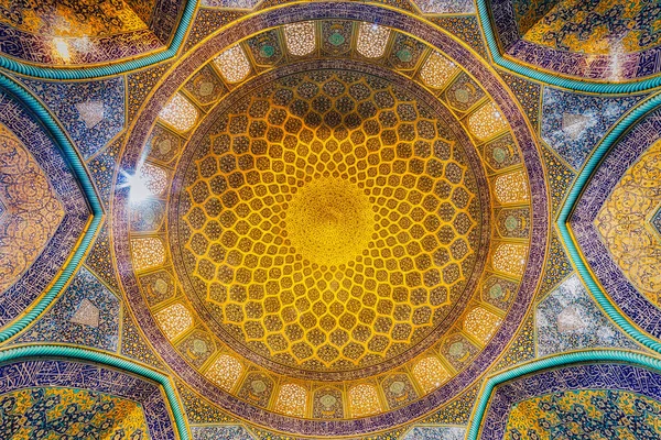 ISFAHAN, İRAN - 29 Nisan 2015 Şeyh Lotfollah Camii 'nin kubbe ve merkez binasının içi. 1619 yılında inşa edilen cami şu anda UNESCO 'nun Dünya Mirası Alanı konumunda..