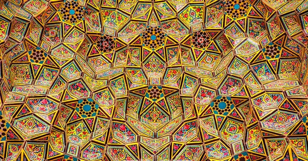 SHIRAZ, İRAN - 26 Nisan 2015: İran 'ın Şiraz kentindeki Nasir Al-Mulk Camii, popüler kültürde Pembe Cami olarak adlandırıldı. 1888 yılında inşa edildi ve Farsça 'da Masjed-e Naseer ol Molk olarak bilinir..