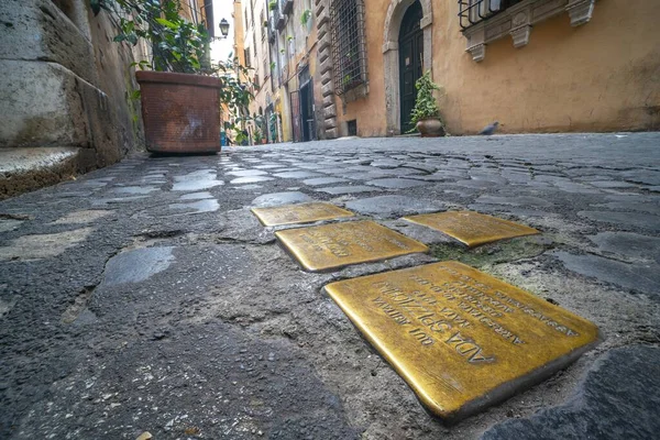 Roma, İtalya - 19 Aralık 2020: Yahudi gettosunda Stolpersteine, Roma, İtalya. Pirinç kaldırım taşları soykırım kurbanlarının yerlerini gösteriyor.