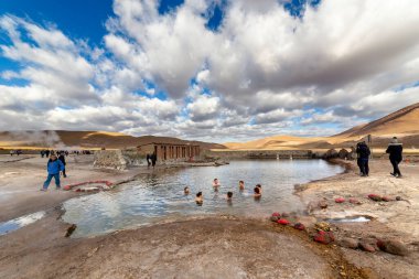 San Pedro de Atacama, Şili - 14 Ekim 2019: İnsanlar 4300 metre yükseklikte, El Tatio Gayzerleri, Atacama Çölü, Şili, Güney Amerika 'da bir doğal sıcak su havuzunda banyo ile rahatlıyorlar.