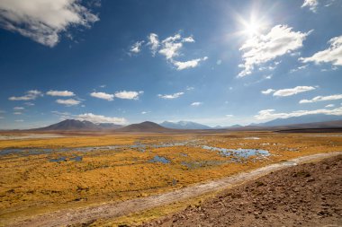 Şili 'nin kuzeyinde, gün doğumunda B 245 yolundan manzaralı bir yol. Yol San Pedro de Atacama 'dan El Tatio Gayzerlerine gidiyor, Bolivya sınırına yakın..