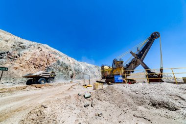 Chuquicamata 'da çalışan büyük yük kamyonu ve makineler, dünyanın en büyük bakır madeni, Calama, Şili