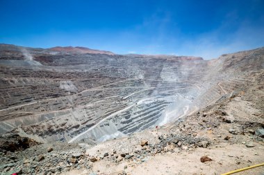 Chuquicamata 'da çalışan büyük yük kamyonu ve makineler, dünyanın en büyük bakır madeni, Calama, Şili