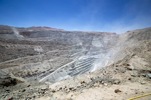 Chuquicamata 'da çalışan büyük yük kamyonu ve makineler, dünyanın en büyük bakır madeni, Calama, Şili