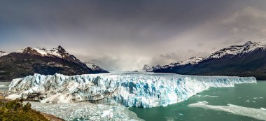 Perito Moreno buzulunun muhteşem manzarası, Los Glaciares Ulusal Parkı, Santa Cruz, Güney Patagonya, Arjantin, Güney Amerika.