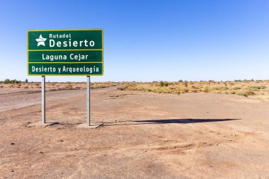 Atacama Çölü, Antofagasta, Şili 'deki Laguna Lagoon Cejar' ın girişindeki tabela.