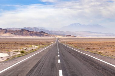 23. Otoyol 'dan, Şili' nin kuzeyindeki manzaralı yoldan Calama 'dan Sico Geçidi' ne, Arjantin sınırına kadar. Yol Miscanti Gölü, Salar de Talar ve Tuyajto Gölü yakınlarından geçiyor.