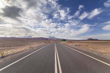 23. Otoyol 'dan, Şili' nin kuzeyindeki manzaralı yoldan Calama 'dan Sico Geçidi' ne, Arjantin sınırına kadar. Yol Miscanti Gölü, Salar de Talar ve Tuyajto Gölü yakınlarından geçiyor.