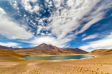 Güney Amerika 'nın Antofagasta bölgesindeki Atacama Çölü' ndeki altiplano üzerinde mini göller.