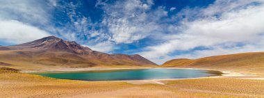 Güney Amerika 'nın Antofagasta bölgesindeki Atacama Çölü' ndeki altiplano üzerinde mini göller.