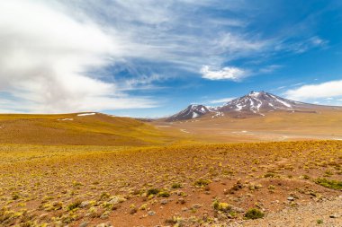 23. Otoyol 'dan, Şili' nin kuzeyindeki manzaralı yoldan Calama 'dan Sico Geçidi' ne, Arjantin sınırına kadar. Yol Miscanti Gölü, Salar de Talar ve Tuyajto Gölü yakınlarından geçiyor.