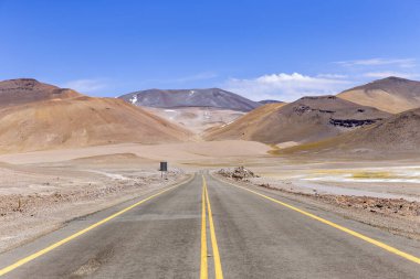 23. Otoyol 'dan, Şili' nin kuzeyindeki manzaralı yoldan Calama 'dan Sico Geçidi' ne, Arjantin sınırına kadar. Yol Miscanti Gölü, Salar de Talar ve Tuyajto Gölü yakınlarından geçiyor.