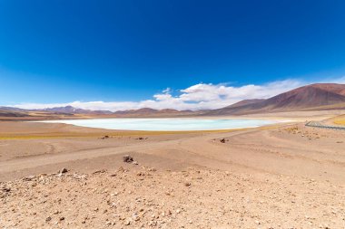 23. Otoyol 'dan, Şili' nin kuzeyindeki manzaralı yoldan Calama 'dan Sico Geçidi' ne, Arjantin sınırına kadar. Yol Miscanti Gölü, Salar de Talar ve Tuyajto Gölü yakınlarından geçiyor.