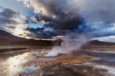 San Pedro de Atacama, Şili yakınlarındaki El Tatio gayzerlerinin görüntüsü.