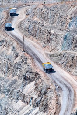 Chuquicamata 'da çalışan büyük yük kamyonu ve makineler, dünyanın en büyük bakır madeni, Calama, Şili