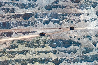 Chuquicamata 'da çalışan büyük yük kamyonu ve makineler, dünyanın en büyük bakır madeni, Calama, Şili