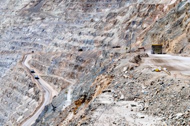 Chuquicamata 'da çalışan büyük yük kamyonu ve makineler, dünyanın en büyük bakır madeni, Calama, Şili
