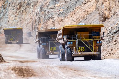 Chuquicamata 'da çalışan büyük yük kamyonu ve makineler, dünyanın en büyük bakır madeni, Calama, Şili