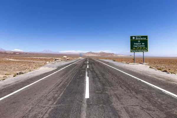 Capricorn geçidi işareti, 23. Yol boyunca, Şili 'nin kuzeyindeki ana manzaralı yol. Güzergah Calama 'dan Sico Geçidi' ne, Bolivya sınırına gidiyor. Yol Miscanti Gölü 'nün yakınından geçiyor..