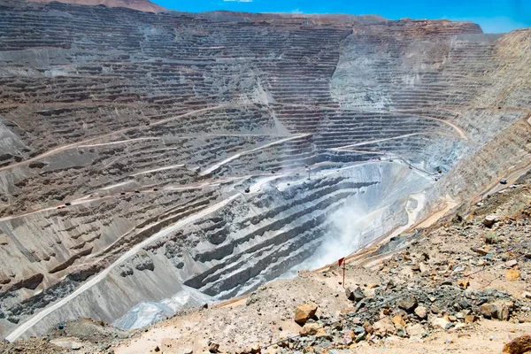 Chuquicamata 'da çalışan büyük yük kamyonu ve makineler, dünyanın en büyük bakır madeni, Calama, Şili