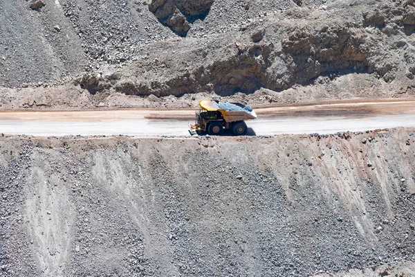 Gran Camión Carga Maquinaria Trabajando Chuquicamata Mayor Mina Cobre Cielo — Foto de Stock