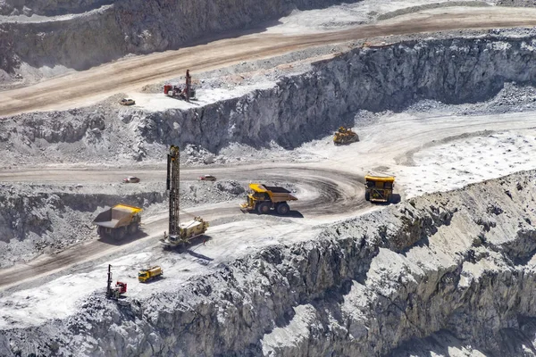 Chuquicamata 'da çalışan büyük yük kamyonu ve makineler, dünyanın en büyük bakır madeni, Calama, Şili