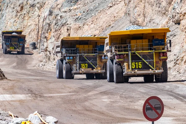 Chuquicamata 'da çalışan büyük yük kamyonu ve makineler, dünyanın en büyük bakır madeni, Calama, Şili