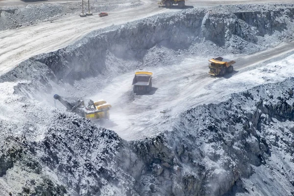 Μεγάλο Φορτηγό Και Μηχανήματα Που Εργάζονται Chuquicamata Μεγαλύτερο Ανοικτό Ορυχείο Εικόνα Αρχείου