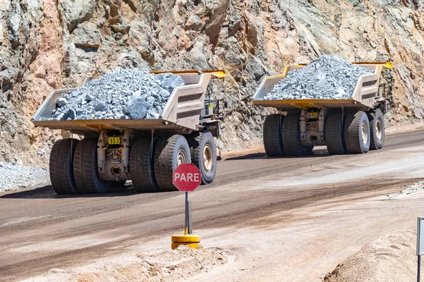 Μεγάλο Φορτηγό Και Μηχανήματα Που Εργάζονται Chuquicamata Μεγαλύτερο Ανοικτό Ορυχείο Εικόνα Αρχείου