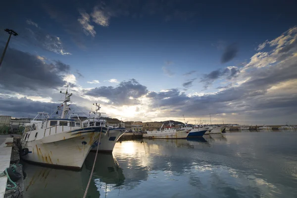 O pôr do sol no porto de pesca de San Benedetto del Tronto — Fotografia de Stock