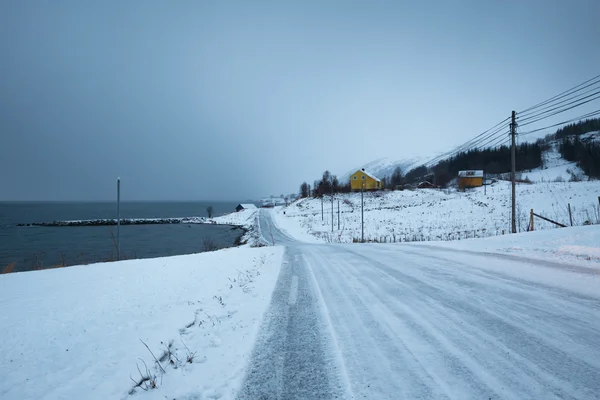 Noorwegen in de winter - reis naar het eiland Kvaloya — Stockfoto