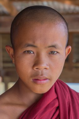 Inle Gölü, Myanmar - 30 Kasım 2014: bir Tanımlanamayan genç BÜ