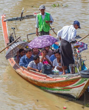 Yangon, Myanmar - 22 Kasım 2014: birkaç kimliği belirsiz kişi