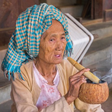 Bagan, Myanmar - 28 Kasım 2014: bir Tanımlanamayan yaşlı kadını