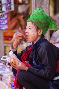 Inle Gölü, Myanmar - 01 Aralık 2014: bir Tanımlanamayan kız 